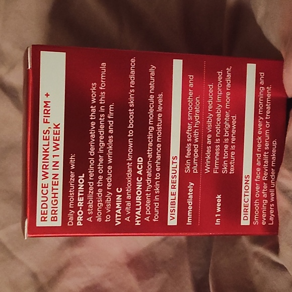 L'Oreal Revitalift Triple Power Anti-Aging Moisturizer - Red Packaging - Picture 3 of 4